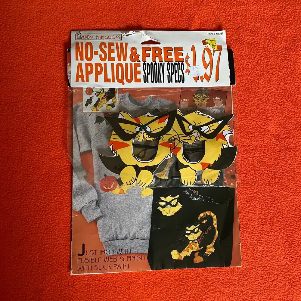 Daisy Kingdom 1996 Halloween No-Sew Applique and Free Spooky Specs Kit
